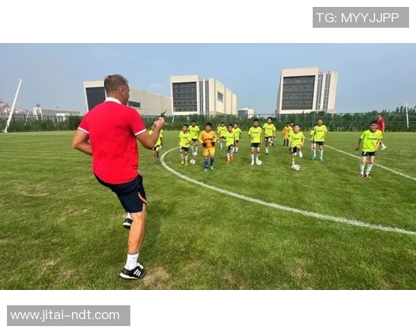 足球巨星暖心瞬间：赛场外的一次无声关怀与真情流露