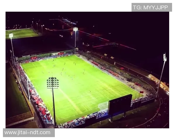 足球巨星齐聚球场竞技，激情对决点燃赛场热血新篇章