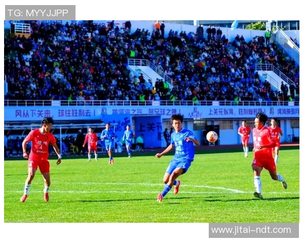 足球星星闪耀绿茵场带动球迷热情点燃赛场激情时刻